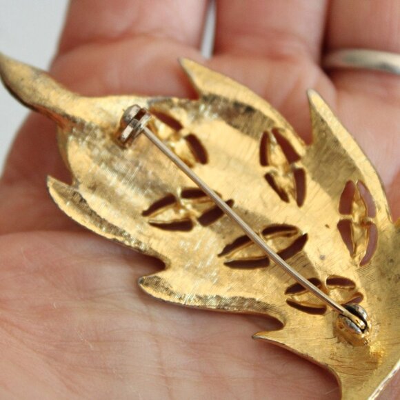Vintage 1950s 1960s Brooch, Gold Tone Leaf with Rhinestone Clusters Cocktail Pin - Picture 6 of 10